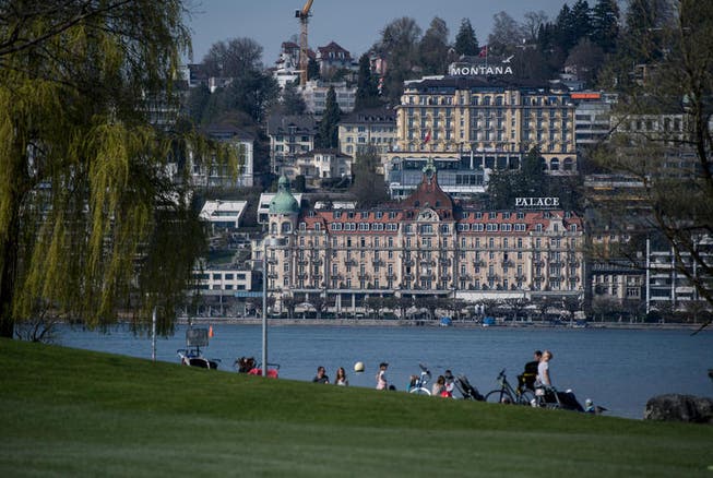 Blick auf die Hotels Palace und Montana. (Bild: Nadia Schärli (Luzern, 30. März 2017))