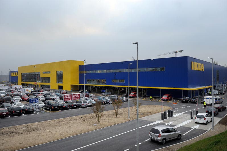 Aussenaufnahme des Ikea-Gebäudes mit vollem Parkplatz. (Bild: Pius Amrein / Neue LZ)