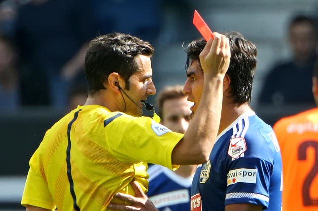 Luzerns Dario Lezcano, rechts, attackiert am 13. September Schiedsrichter Fedayi San im Super League Spiel zwischen dem FCL und GC Zürich. (Bild: Philipp Schmidli / Neue LZ)