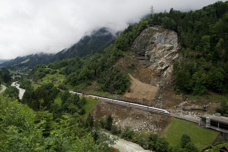 Ein Personenzug fährt am 3. Juli wieder über die Gotthard-Strecke. (Bild: Keystone)