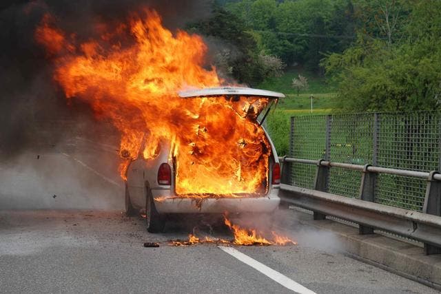 Das lichterloh brennende Auto auf der A4. (Bild Kantonspolizei Schwyz)