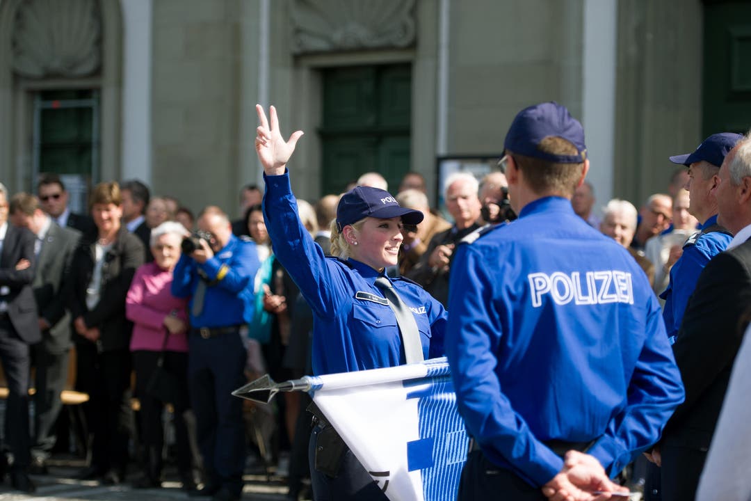 Eine junge Polizistin wird vereidigt. (Bild: Corinne Glanzmann (Neue LZ))