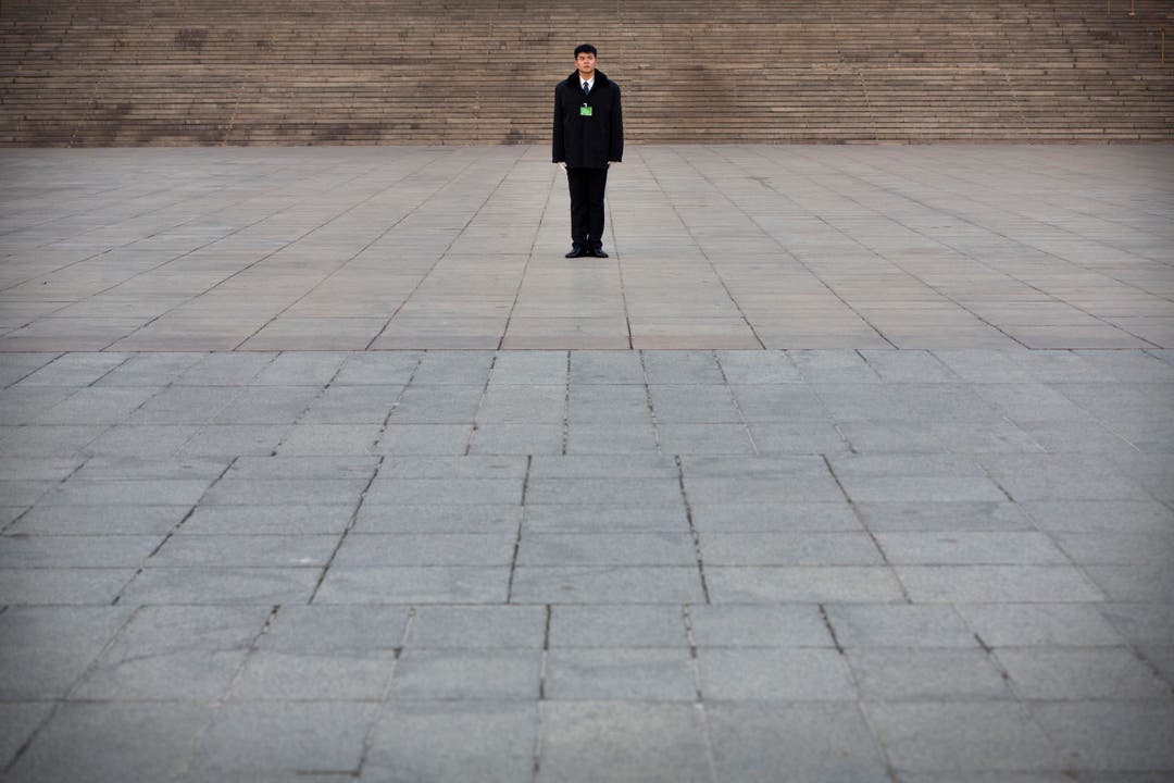 Ein Security bewacht die Great Hall of the People während des Kongresses. (Bild: Mark Schiefelbein)