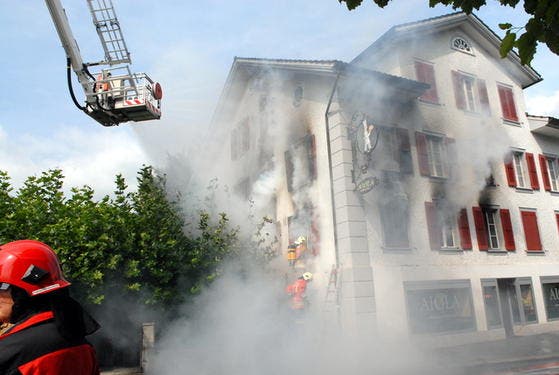 Brand im Haus des Restaurants Aiola in Sarnen am Dienstag kurz vor Mittag. (Bild Robert Hess/Neue OZ)