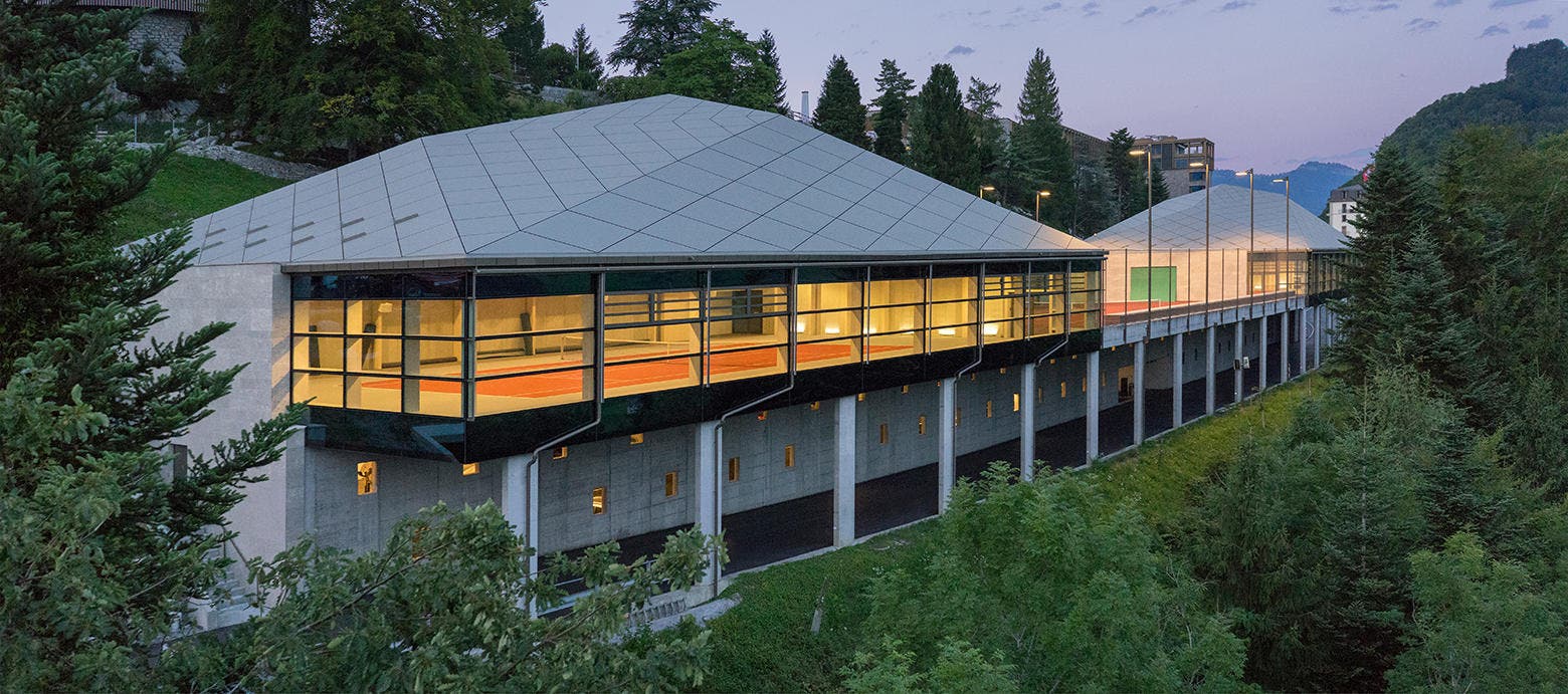 Aussenansicht der Tennisplätze. Die Gebäude sind vollklimatisiert und zu 100% aus Schweizer Holz gebaut. (Bild: PD)