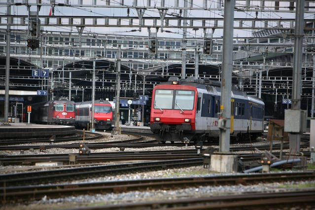 Die Bahnhofeinfahrt Luzern ist stark ausgelastet. Ein Tiefbahnhof würde laut SBB die Situation entschärfen. (Bild Nadia Schärli/Neue LZ)