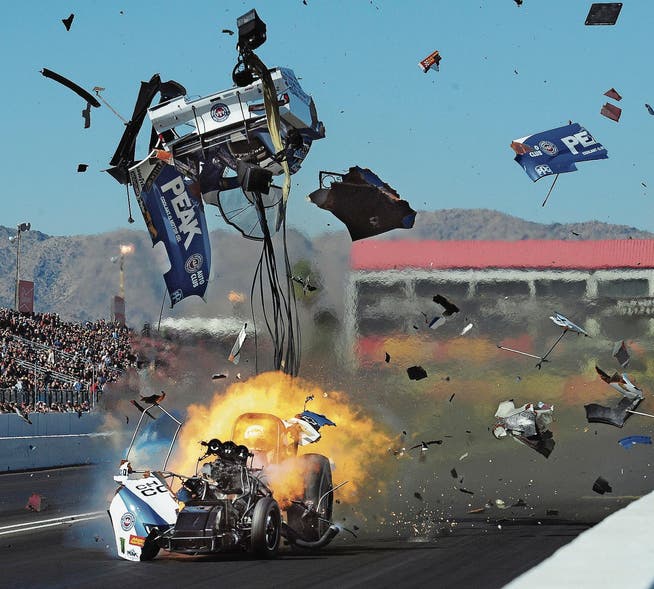 Der 10 000 PS starke Motor von John Forces Funny Car explodiert in voller Fahrt. (Bild: Will Lester/Keystone (Chandler, AZ, 26. Februar 2018))