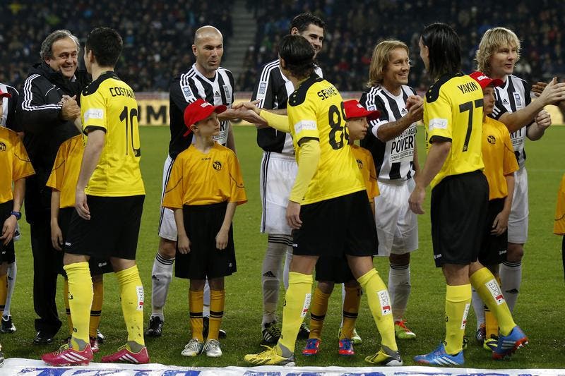 Michel Platini, Zinedine Zidane, Fernando Hierro, Michel Salgado und Pavel Nedved begrüssen die YB-Spieler. (Bild: Keystone)