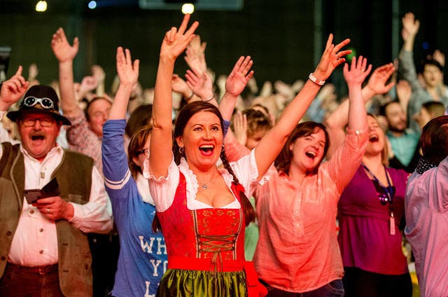 Tanzen, klatschen und lauthals mitsingen: 5000 Schlagerfans bringen die Messe Luzern zum Beben. (Bild: Philipp Schmidli)