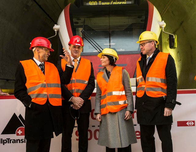 16. Dezember: Erstmals passierte ein Zug das bereits fertiggestellte Teilstück des Gotthard-Basistunnels zwischen Bodio und Faido mit der Spitzengeschwindigkeit von 160 Stundenkilometern. Verkehrsministerin Doris Leuthard war auch anwesend.