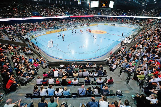Beim ersten Streethockey-WM-Spiel der Schweiz gegen die Bermudas ist die Bossard-Arena gut gefüllt.Bild: Stefan Kaiser (Zug, 19. Juni 2015)
