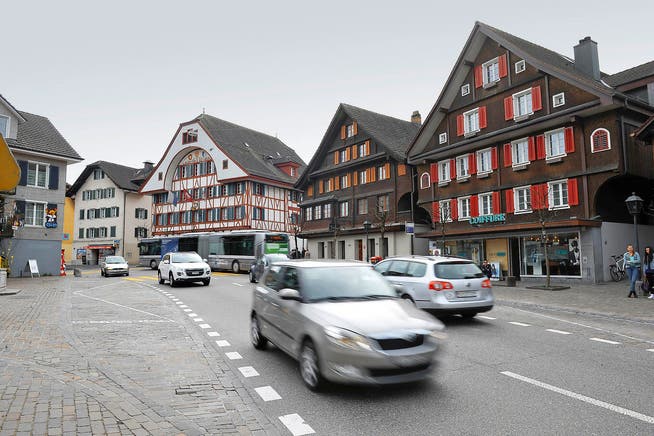 Rund 11 000 Fahrzeuge passieren heute täglich den Rothenburger Dorfkern Flecken (Bild). (Bild Corinne Glanzmann)