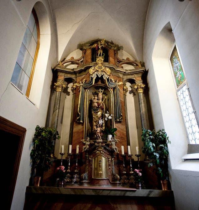 Die Restaurierung des Hochaltars mit der spätgotischen Madonna in der Felsenkapelle auf Rigi Kaltbad unterstützt die UBS mit 15'000 Franken.. (Bild: Manuela Jans / Neue LZ)