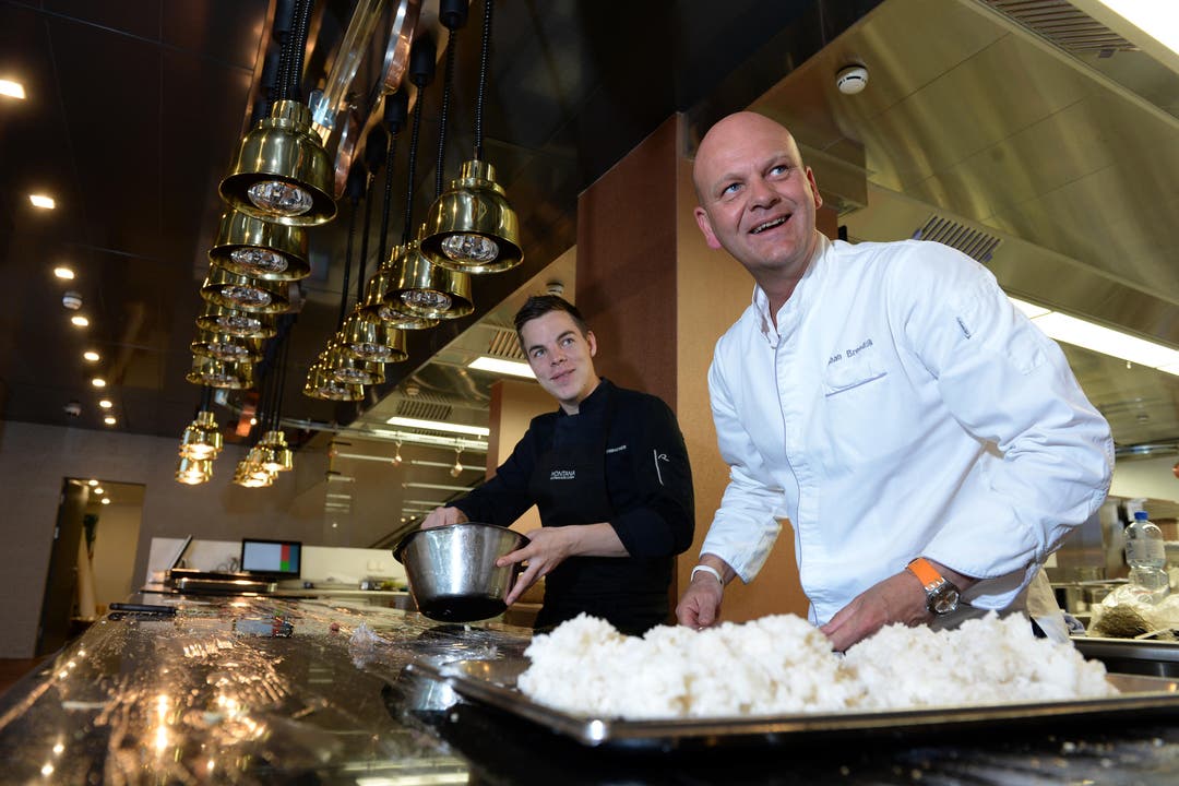 Chefkoch Johan Breedijk (rechts) und Sous-Chef Michael Embacher in der neuen Küche im Hotel Montana. (Bild: Nadia Schärli / Neue LZ)