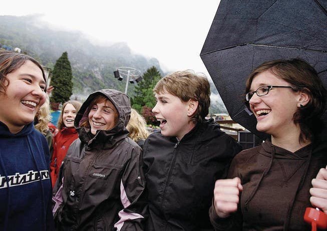 Historischer Moment: Glarner Jugendliche freuen sich 2007 über das Stimmrechtsalter 16. (Bild: Walter Bieri/Keystone (Glarus, 6. Mai 2007))