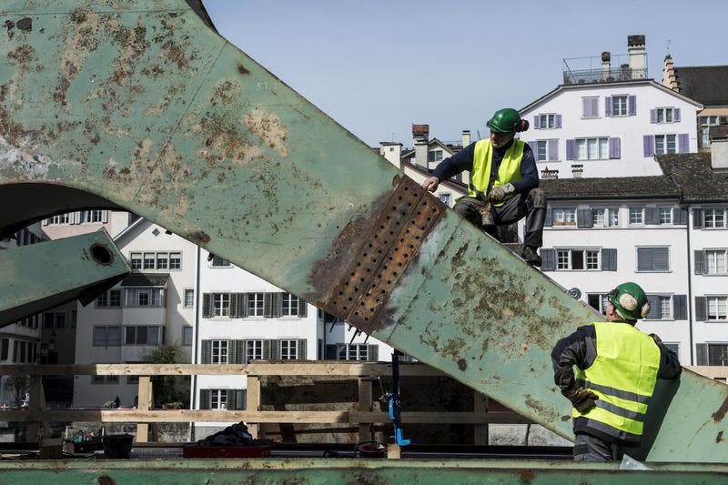Die umstrittene, 600'000 Franken teure Kunstaktion spielt mit der Fantasie, dass es in Zürich einst einen Hafen gab, der allmählich ausgegraben wird. (Bild: Keystone)