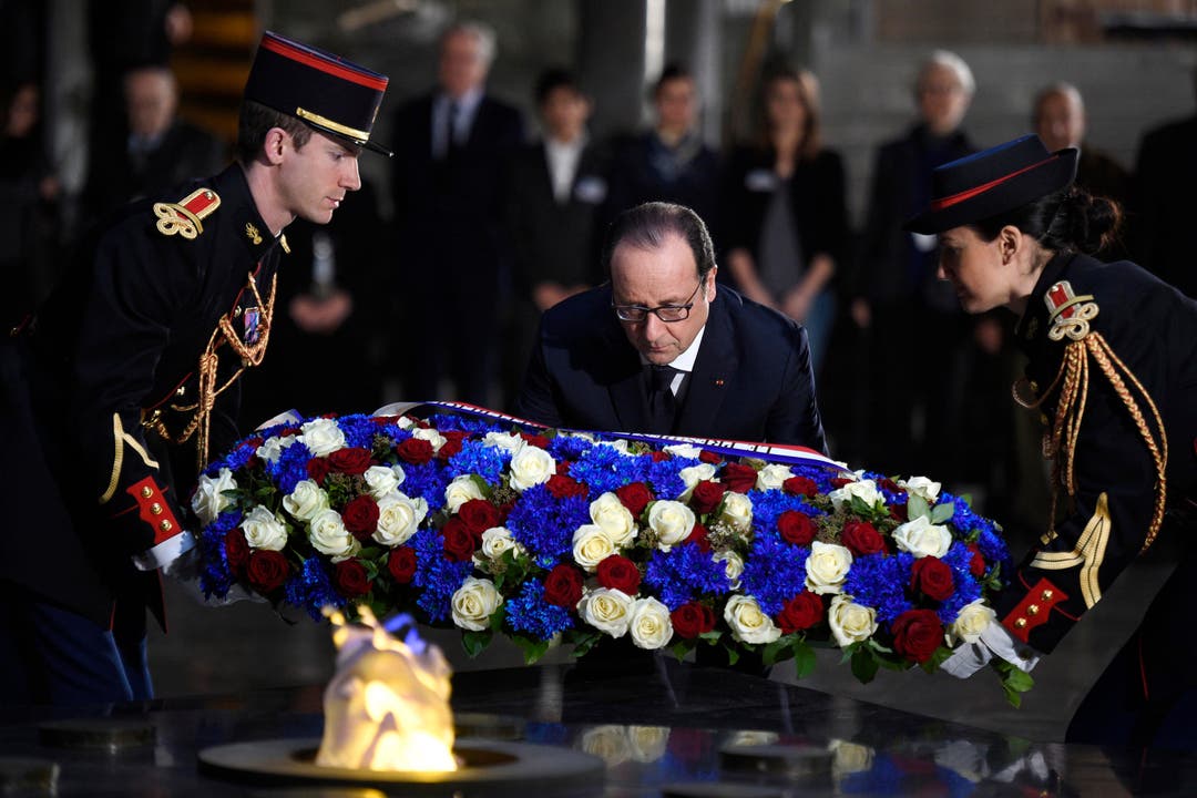 Der französische Präsident Holland legt einen Blumenkranz in Paris nieder. (Bild: Keystone)