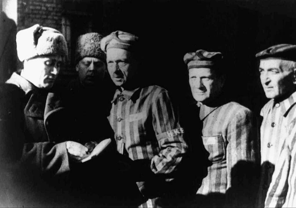 Sowjetische Soldaten und Häftlinge am Tag der Befreiung von Auschwitz. (Bild: Keystone)