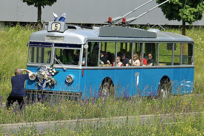 Beliebtes Fotosujet: Der restaurierte Trolleybus bei seinen Publikumsfahrten durch Luzern. (Bild: Robert Bachmann)