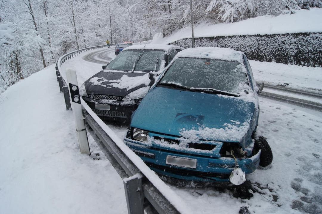Die beiden Autos kamen in Oberägeri ins Schlittern. (Bild: Zuger Polizei)