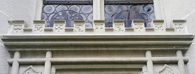 Vierpass, Dreipass, Fischblase: Über der Tür der Mariahilfkapelle in der Zuger Altstadt sehen wir die gängigsten Ornamente der Gotik nebeneinander «aufgelistet». (Bild: Andreas Faessler/ZZ)