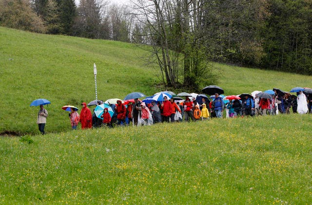 Viele Zugerinnen und Zuger pilgern am Auffahrtstag von verschiedenen Gemeinden nach Einsiedeln. (Bild: Archiv Stefan Kaiser / Neue ZZ)