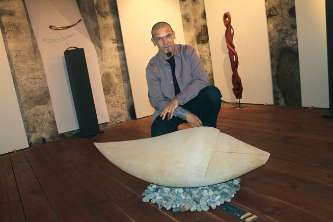 Stefan Bissig zeigt im Planzerhaus in Bürglen Skulpturen, die er aus unterschiedlichen Holzarten geschaffen hat. (Bild Markus Zwyssig)