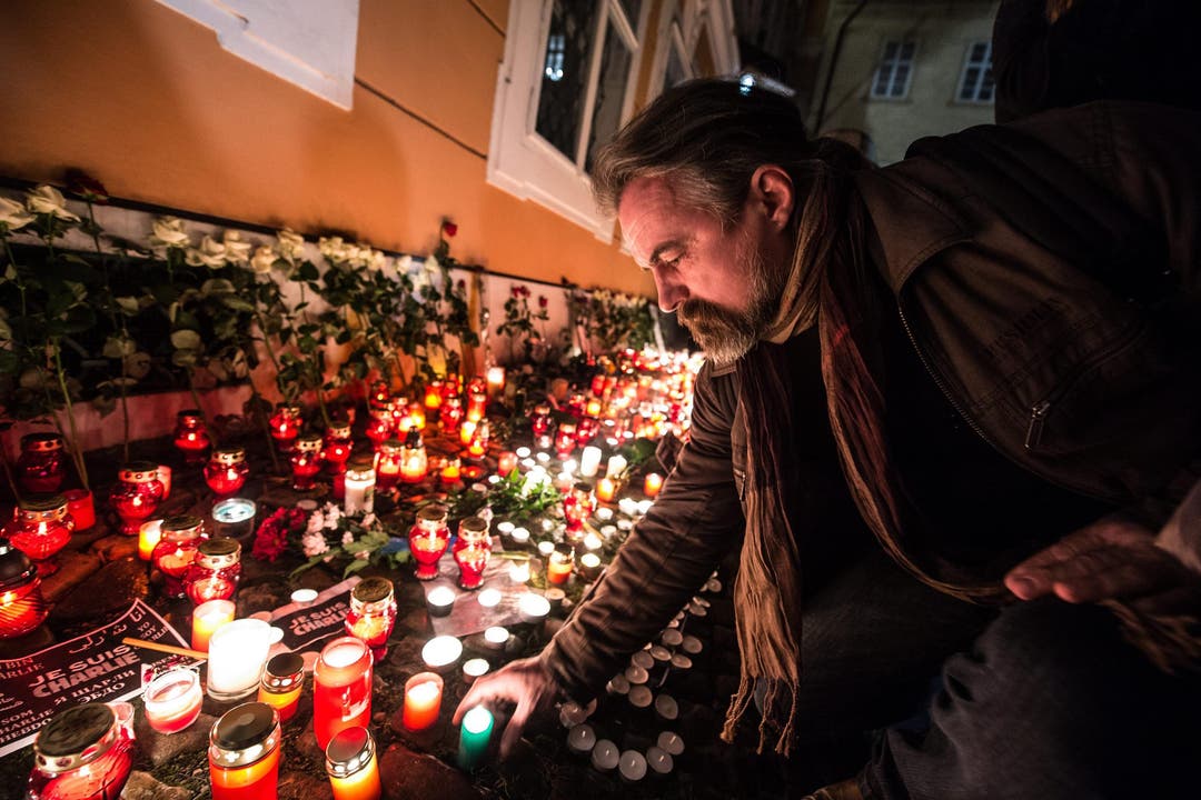 Auch in Tschechien brennen Kerzen für die Opfer aus Frankreich. (Bild: Keystone)