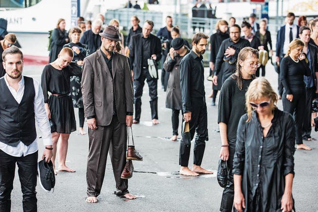 Kulturschaffende protestieren auf dem Europaplatz gegen Kürzungen bei der Kulturförderung. (Bild: Alexandra Wey/Keystone (Luzern, 11. August 2017))