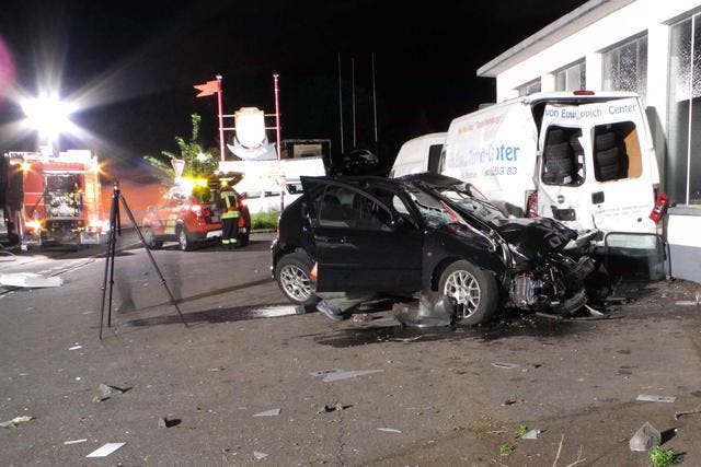 Die 27-jährige Lenkerin des Unfallautos verstarb noch auf der Unfallstelle. (Bild: Kapo Schwyz)