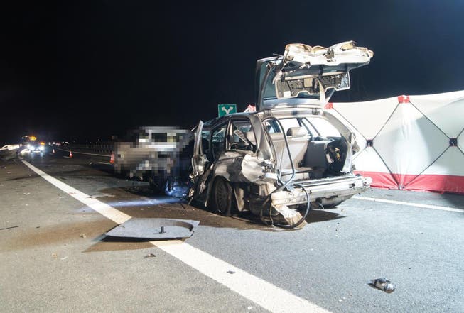 Das Auto wurde beim Unfall komplett zerstört. (Bild: Zuger Polizei (Dietwil, 14. Januar 2018))