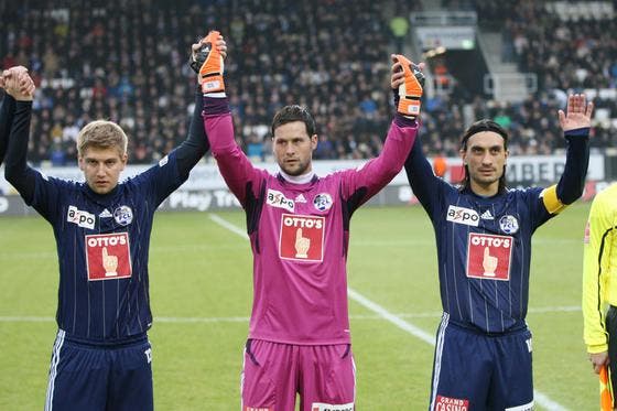 Florian Stahel, David Zibung und Hakan Yakin (von links) zu Spielbeginn. (Bild: Philipp Schmidli/Neue LZ)
