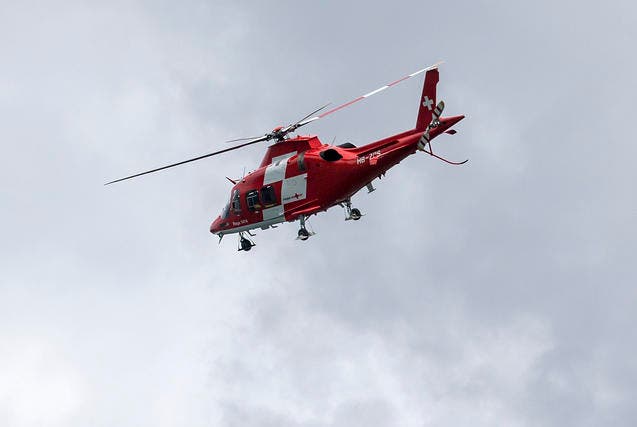Ein Helikopter der Rega brachte den Verletzten ins Spital. (Symbolbild) (Bild: Keystone/Alexandra Wey)