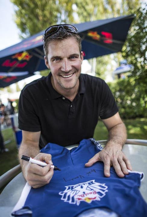 André Vonarburg signiert ein Shirt. (Bild: PD)