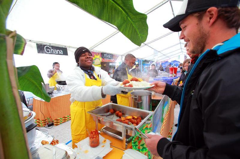 Die Festbesucher werden auch kulinarisch verwöhnt. (Bild: André A. Niederberger/Neue NZ)