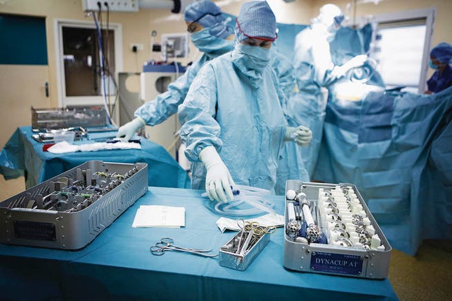 Blick in den Operationssaal während einer Hüftgelenk-Implantation. Der Eingriff kostet im Schnitt rund 8000 Franken. (Bild: Getty)