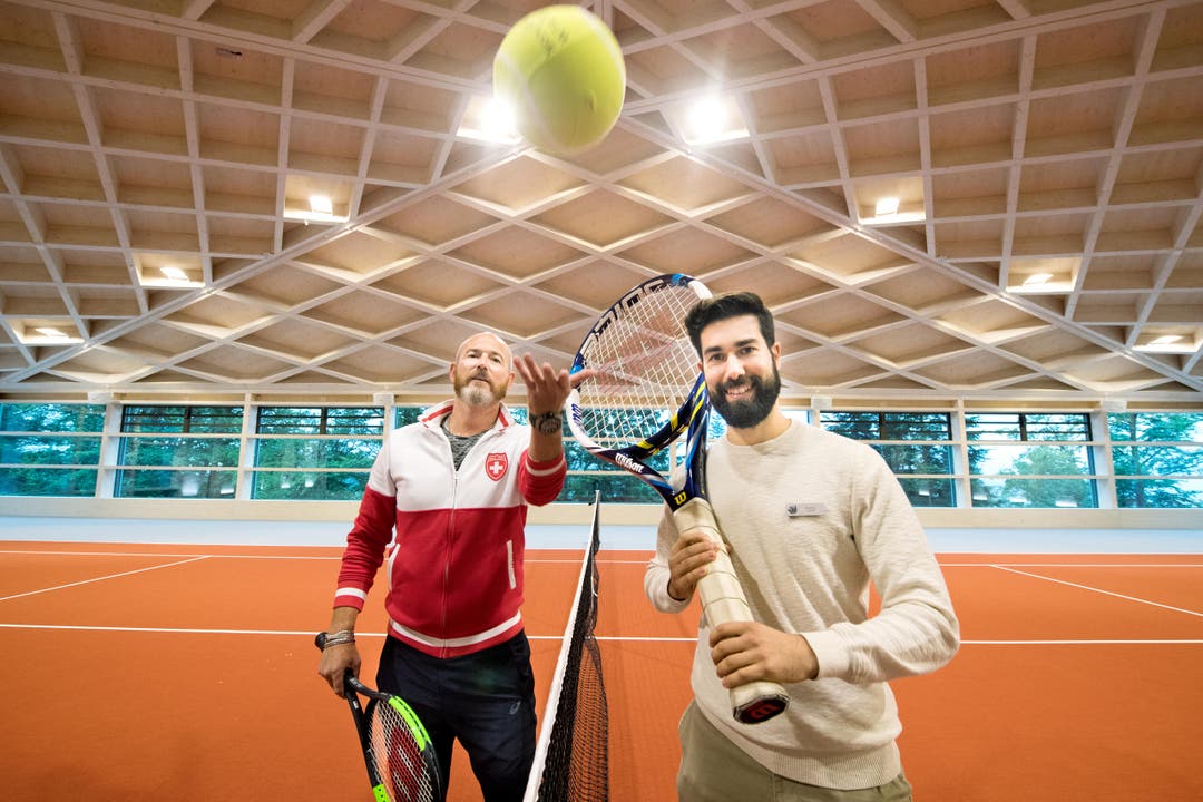 Tennislehrer Oliver Bärtsch (links) und Manuel Lussi in der Tennishalle auf dem Bürgenstock. Insgesamt gibt es drei Hallen, zwei mit Dach und eine offen. (Bild: Eveline Beerkircher)