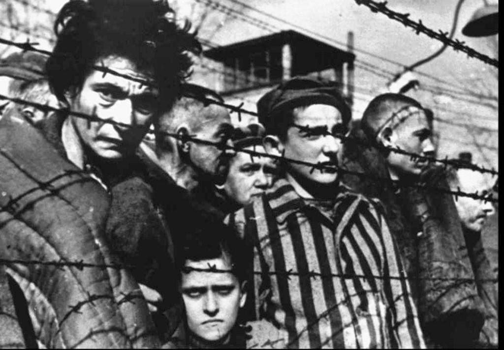 Häftlinge, festgehalten mit der Kamera am Tag der Befreiung von Auschwitz am 27. Januar 1945. (Bild: Keystone)