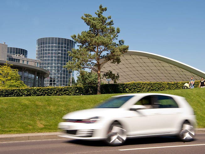 VW hat den Weg zurück auf die Erfolgsspur beim Abgas-Skandal noch nicht gefunden. (Symbolbild). (Bild: KEYSTONE/EPA DPA/SEBASTIAN GOLLNOW)