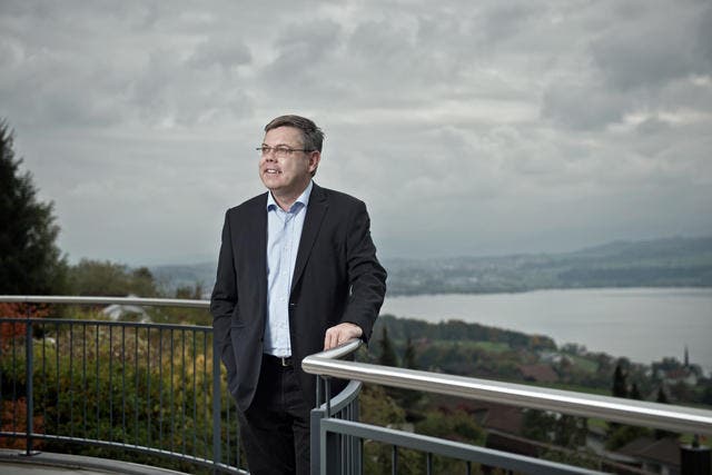 SVP-Parteipräsident Franz Grüter, hier auf dem Balkon bei sich zu Hause in Eich, schaffte am Sonntag den Sprung in den Nationalrat. (Bild: Pius Amrein / Neue LZ)