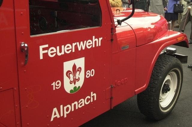 Die Vorlage zur Verlegung des Feuerwehrlokals der Feuerwehr Alpnach wurde angenommen. Im Archivbild: Ein Feuerwehrauto von Alpnach. (Bild: Josef Reinhard / OZ)