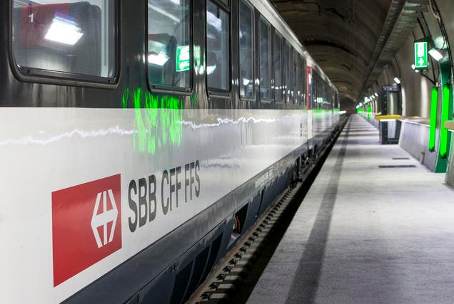 Ein Zug im neuen Gotthard-Basistunnel bei Erstfeld. (Bild: Keystone / Alexandra Wey)