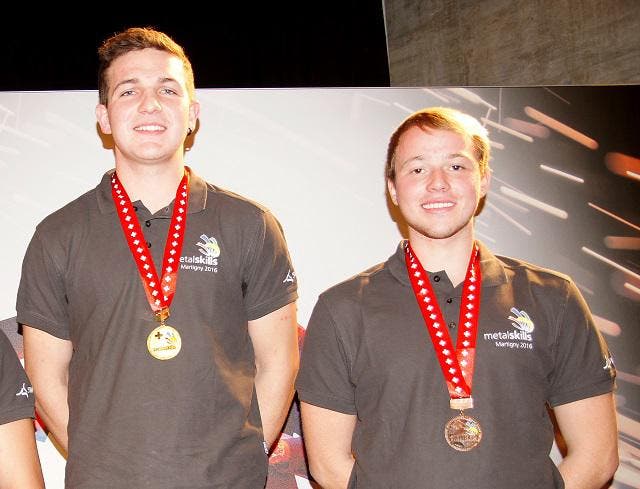 Schweizer Meister Joel Erni (links) und Bronzemedaillengewinner bei der Siegerehrung in Martigny. (Bild: PD/Apimedia)