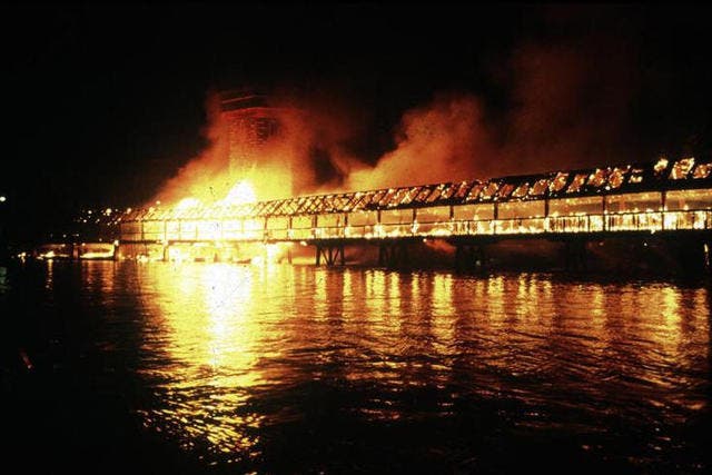 Die Kapellbrücke brannte am 18. August 1993 ab. (Archivbild Neue LZ)