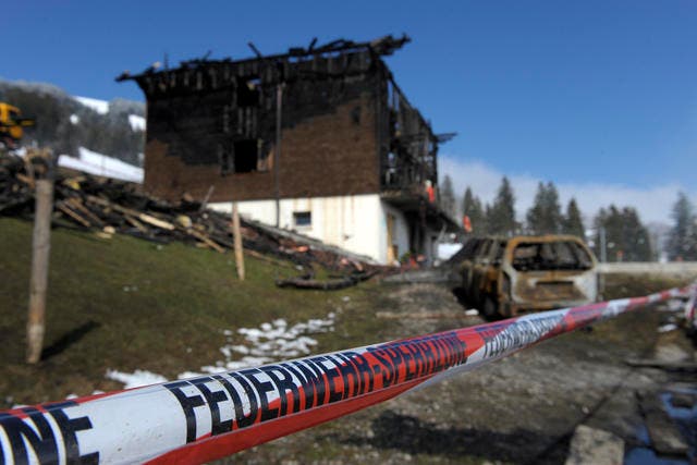 Das Grundstück des niedergebrannten Wohnhauses in Steinerberg ist grossräumig abgesperrt. (Bild: Pius Amrein/neue LZ)