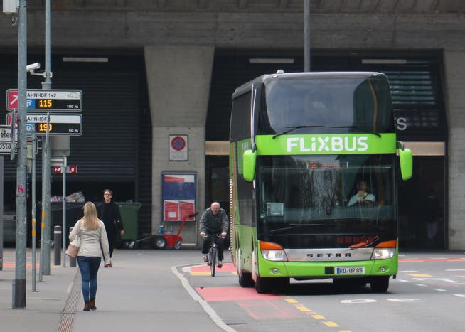 Der erste Flixbus erreicht die Stadt Luzern. (Bild: Stefanie Nopper / luzernerzeitung.ch)