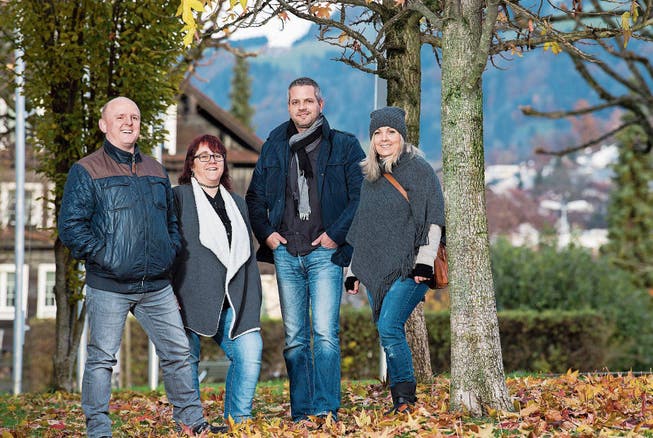 Die Gründer des Vereins Kulturwerk Ebikon (von links): Michael Gründeler, Gisela Gründeler, Marc Bösch und Christa Kempf beim Pfarreiheimplatz. (Bild: Eveline Beerkircher (Ebikon, 26. November 2017))