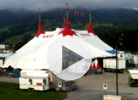 Auf der Luzerner Allmend baut der Circus Knie sein Zelt auf.