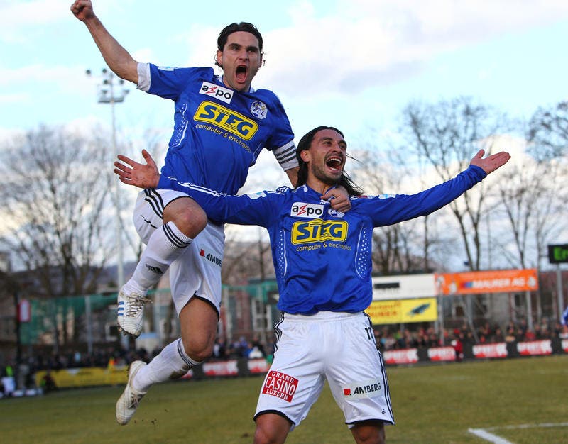 28.2.2010: Gerardo Seoane (links) und Hakan Yakin bejubeln das Tor zum 1:0 gegen den FC Aarau. (Bild: Philipp Schmidli/Neue LZ)
