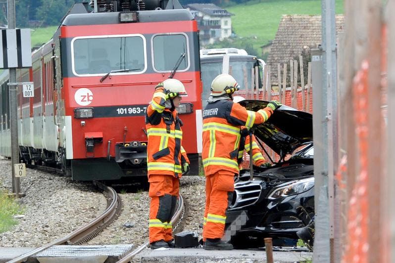 Auf dieser Strecke krachte es nicht zum ersten Mal: Am 21. Juli 2014 stiess ein ausländischer Autofahrer beim Bahnübergang Oberau zwischen Wolfenschiessen und Dallenwil mit einem Zug der Zentralbahn zusammen. Verletzt wurde niemand. (Bild: Keystone)